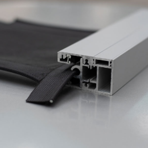 MagnaTrack keder interlock feeding into the aluminum track, no zipper